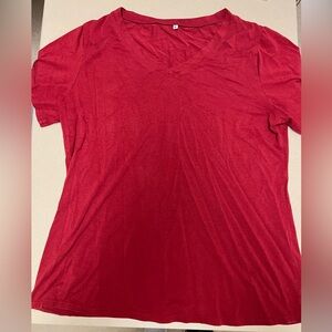 V-neck Tshirt in burgundy. XL